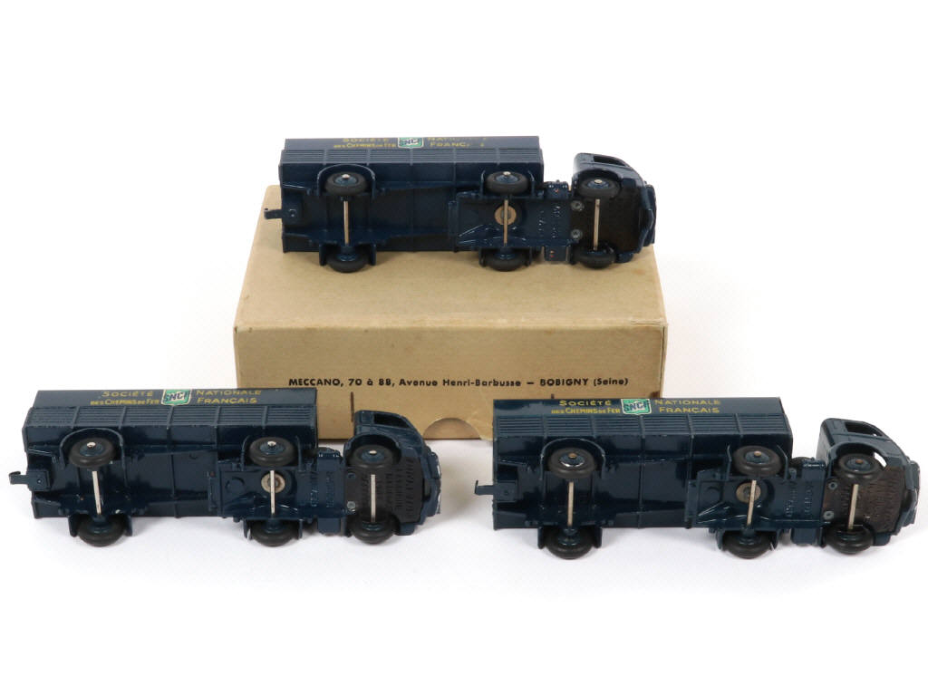 Lot 462 - DINKY TOYS (FRANCE) (4)