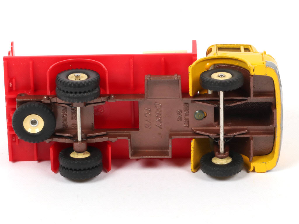 Lot 475 - DINKY TOYS (FRANCE) (1)