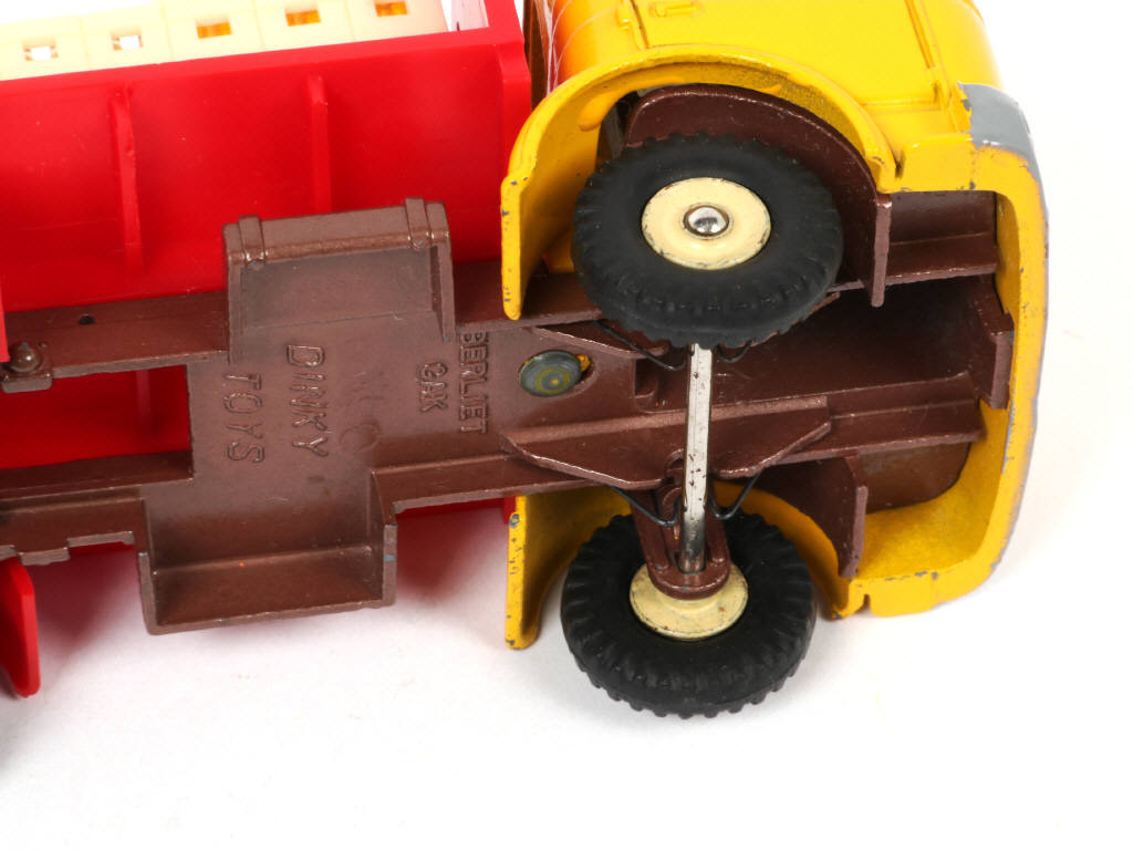 Lot 475 - DINKY TOYS (FRANCE) (1)