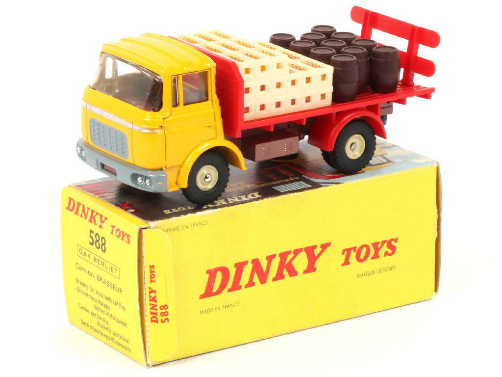 Lot 474 - DINKY TOYS (FRANCE) (1)
