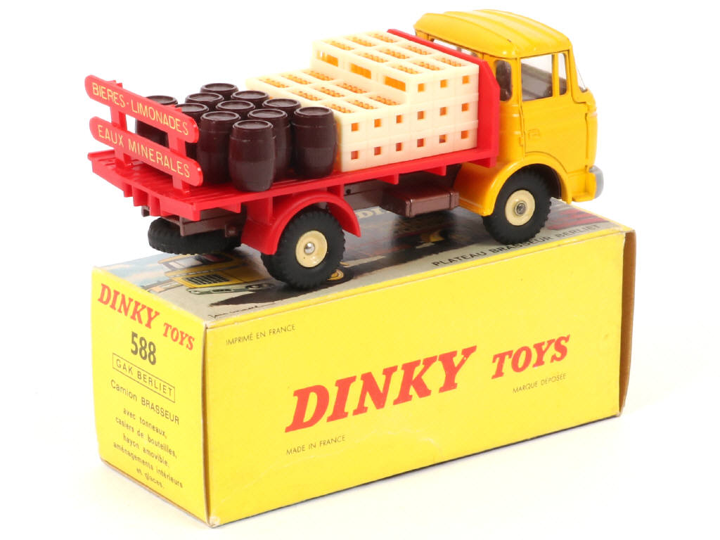 Lot 473 - DINKY TOYS (FRANCE) (1)