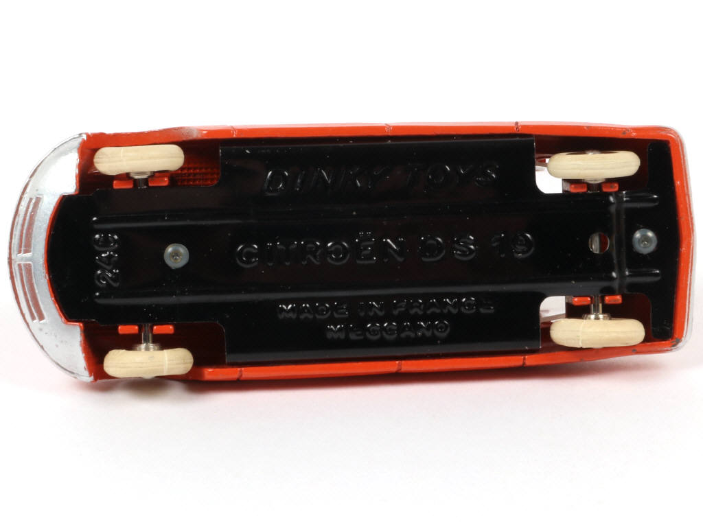 Lot 372 - DINKY TOYS (FRANCE) (1)