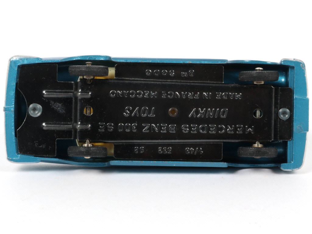 Lot 423 - DINKY TOYS (FRANCE) (1)