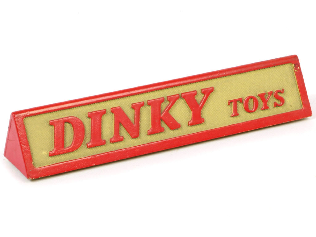 Lot 325 - DINKY TOYS (FRANCE) (1)