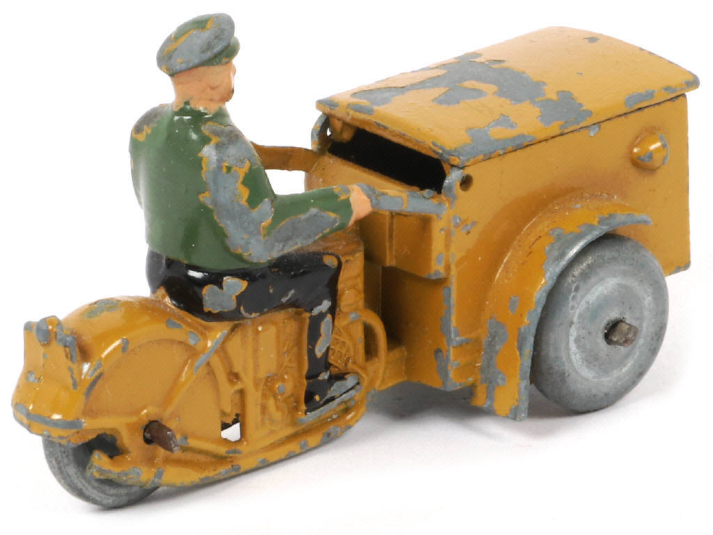 Lot 341 - DINKY TOYS (FRANCE) (1)