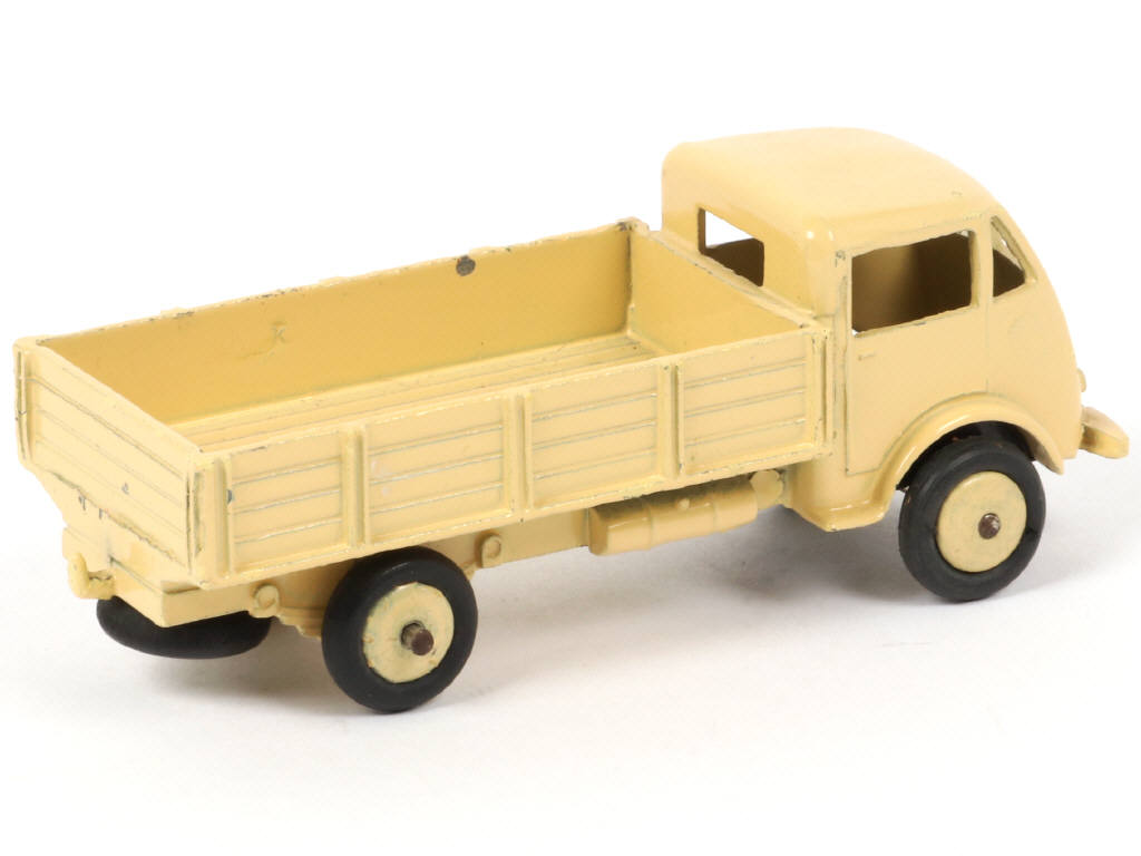 Lot 452 - DINKY TOYS (FRANCE) (1)