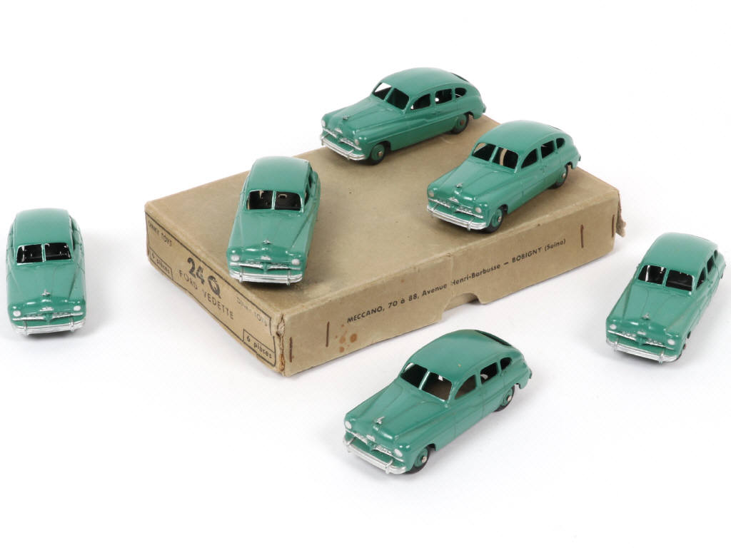 Lot 352 - DINKY TOYS (FRANCE) (7)