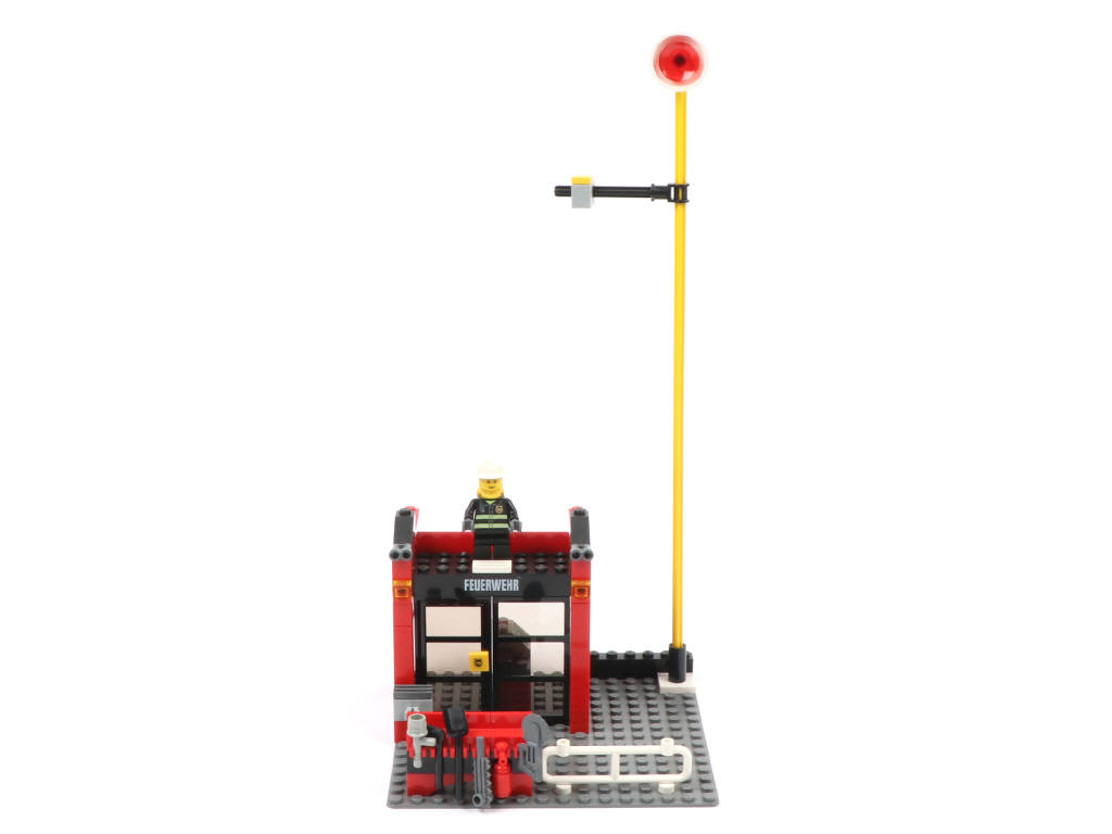 Lot 32 - LEGO (DANEMARK) (4)