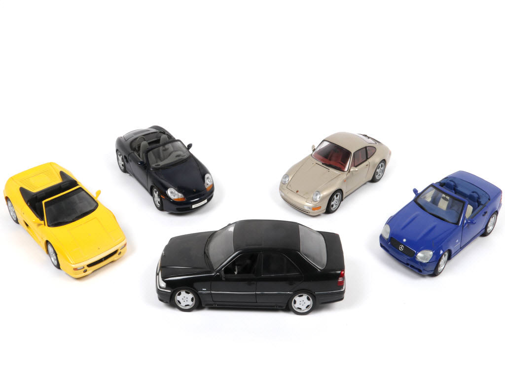 Lot 47 - UT MODELS (CHINE) (5)