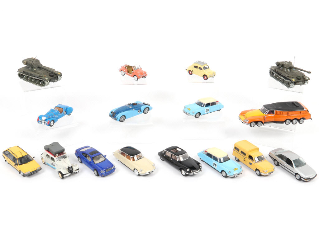 Lot 155 - DIVERS (16)