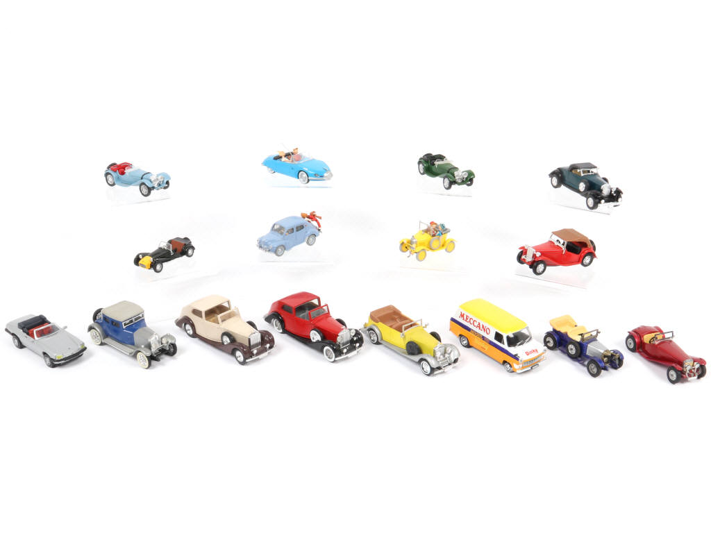 Lot 146 - DIVERS (16)