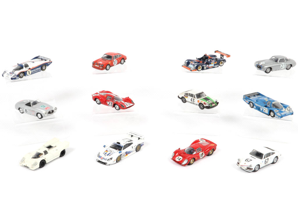 Lot 137 - DIVERS (12)