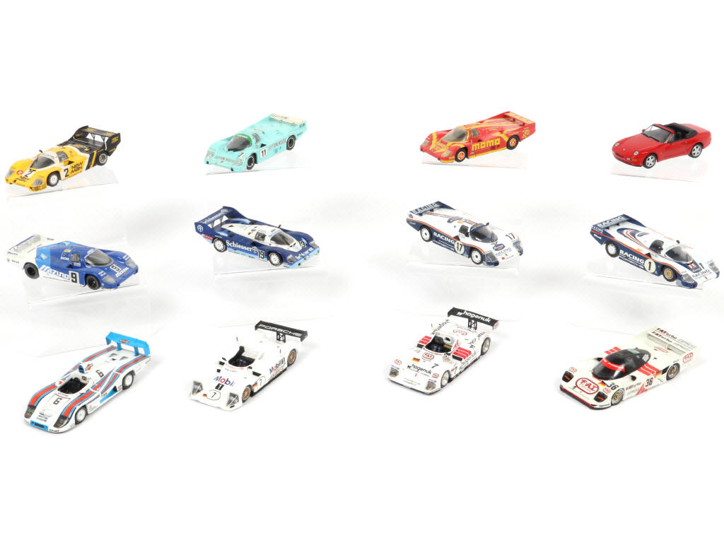 Lot 139 - DIVERS (12)