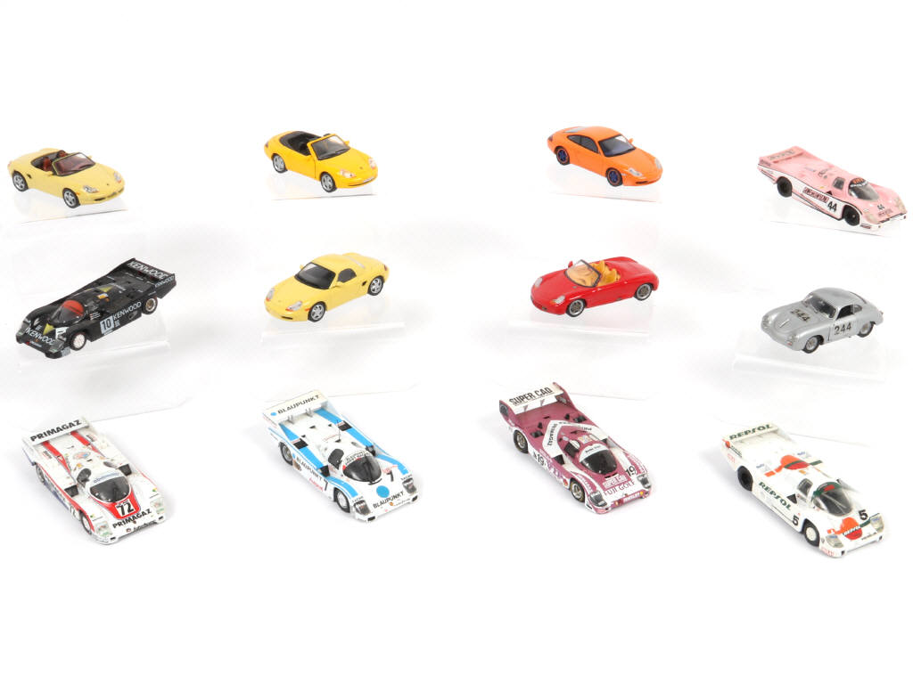 Lot 130 - DIVERS (12)