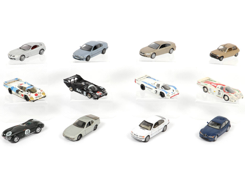 Lot 141 - DIVERS (12)