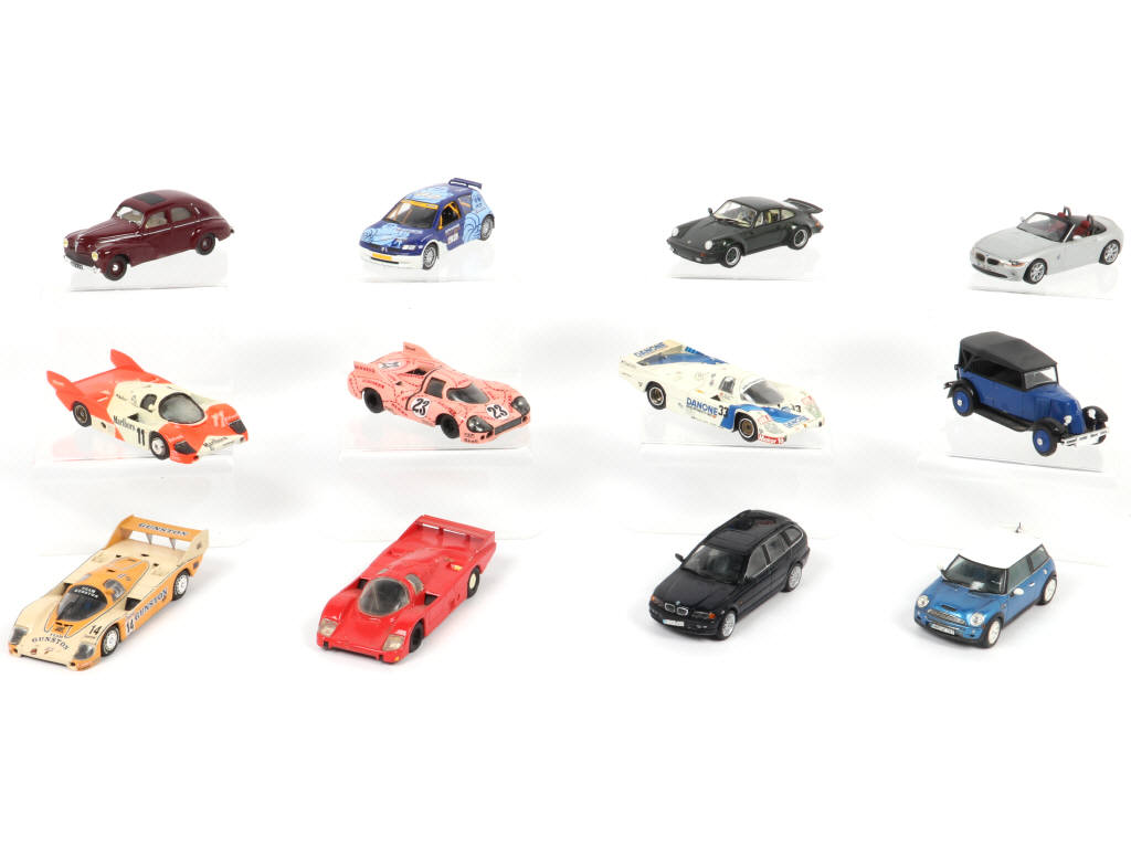 Lot 142 - DIVERS (12)