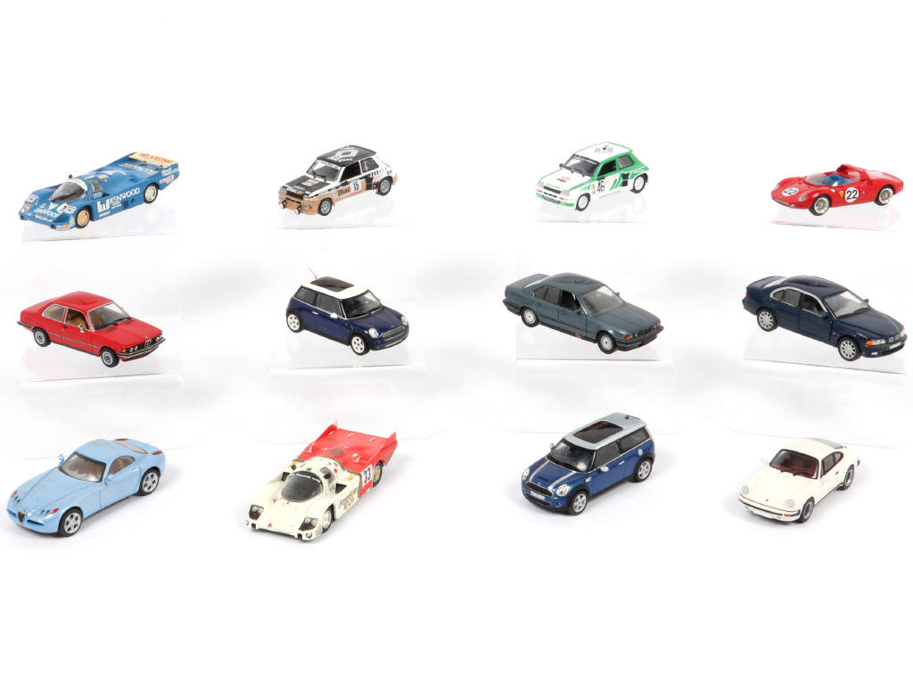 Lot 143 - DIVERS (12)