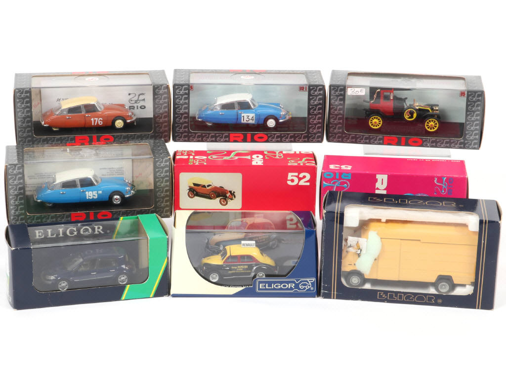 Lot 135 - DIVERS (9)