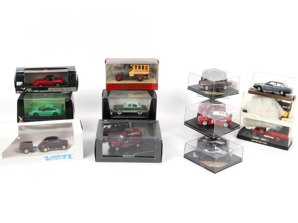 Lot 137 - DIVERS (12)