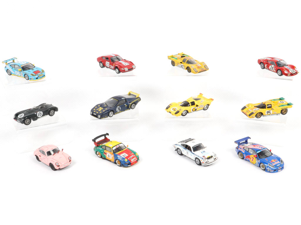 Lot 71 - DIVERS (12)