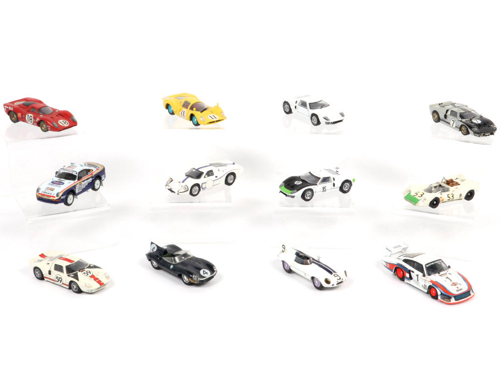 Lot 73 - DIVERS (12)