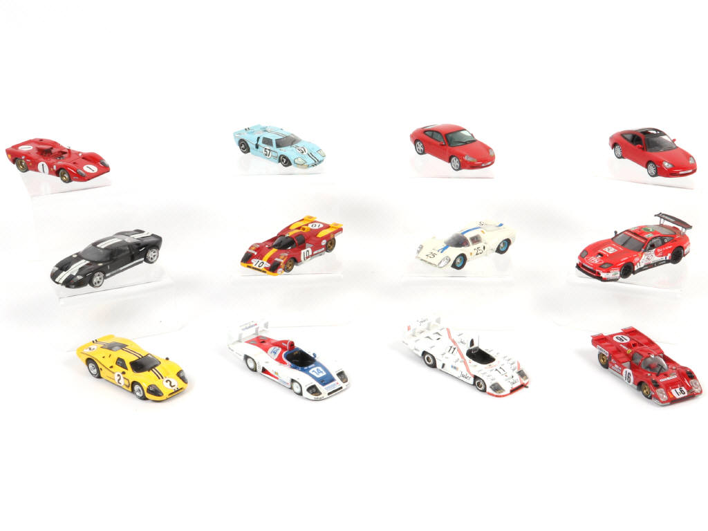 Lot 76 - DIVERS (12)