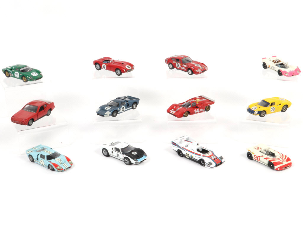 Lot 77 - DIVERS (12)