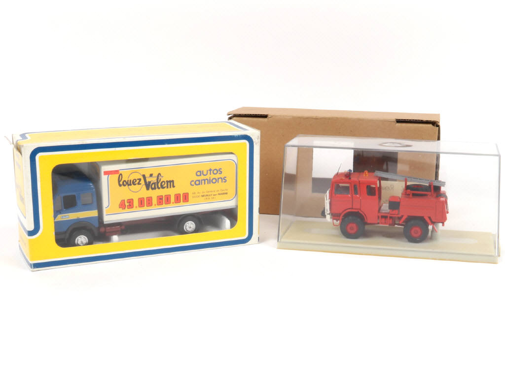 Lot 39 - DIVERS (2)