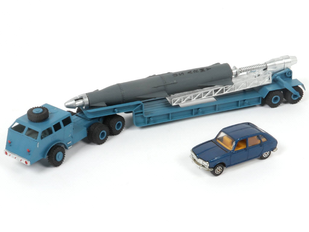 Lot 37 - DIVERS (2)