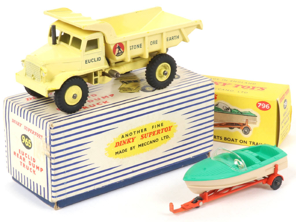 Lot 94 - DINKY TOYS (GB) (2)