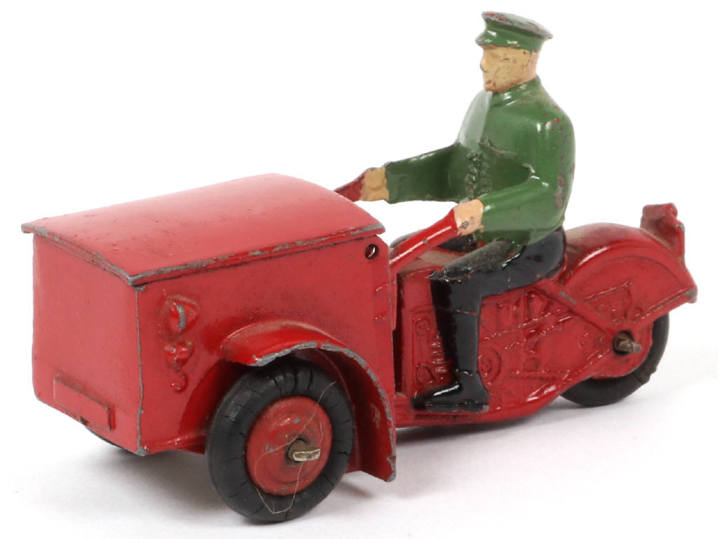 Lot 182 - DINKY TOYS (FRANCE) (1)