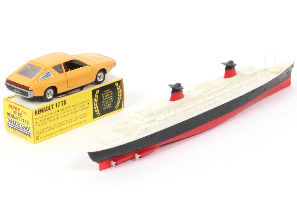 Lot 200 - DINKY TOYS (FRANCE) (2)