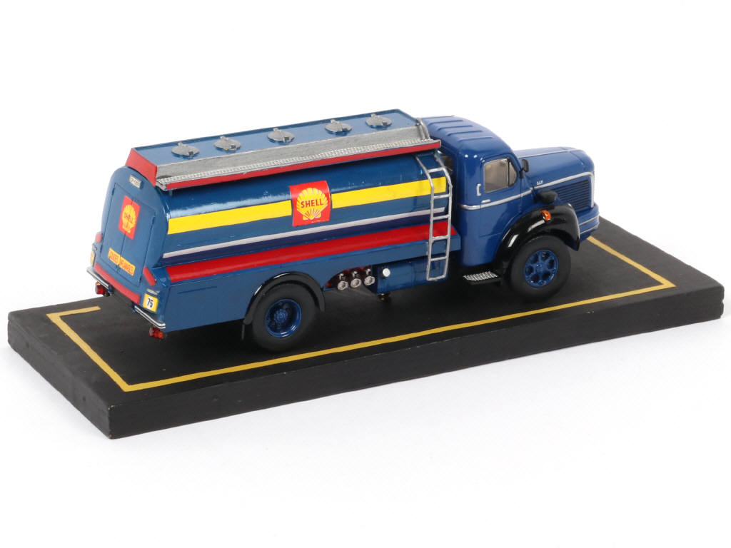Lot 51 - DIVERS (1)