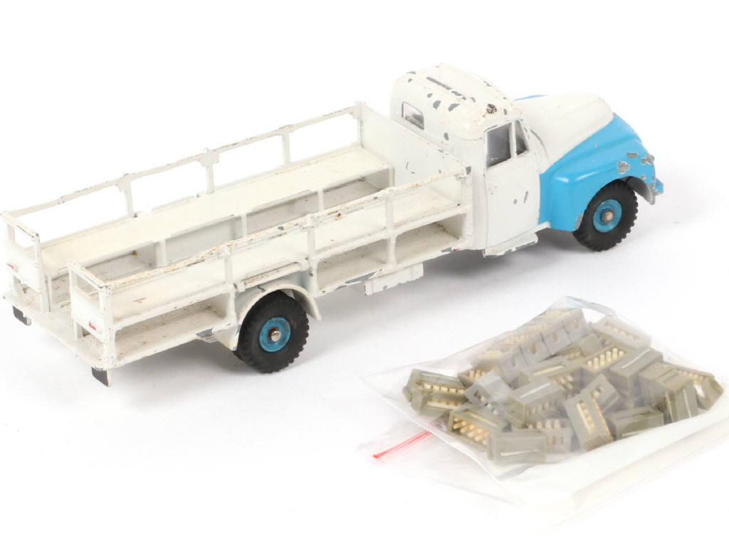 Lot 237 - DINKY TOYS (FRANCE) (1)