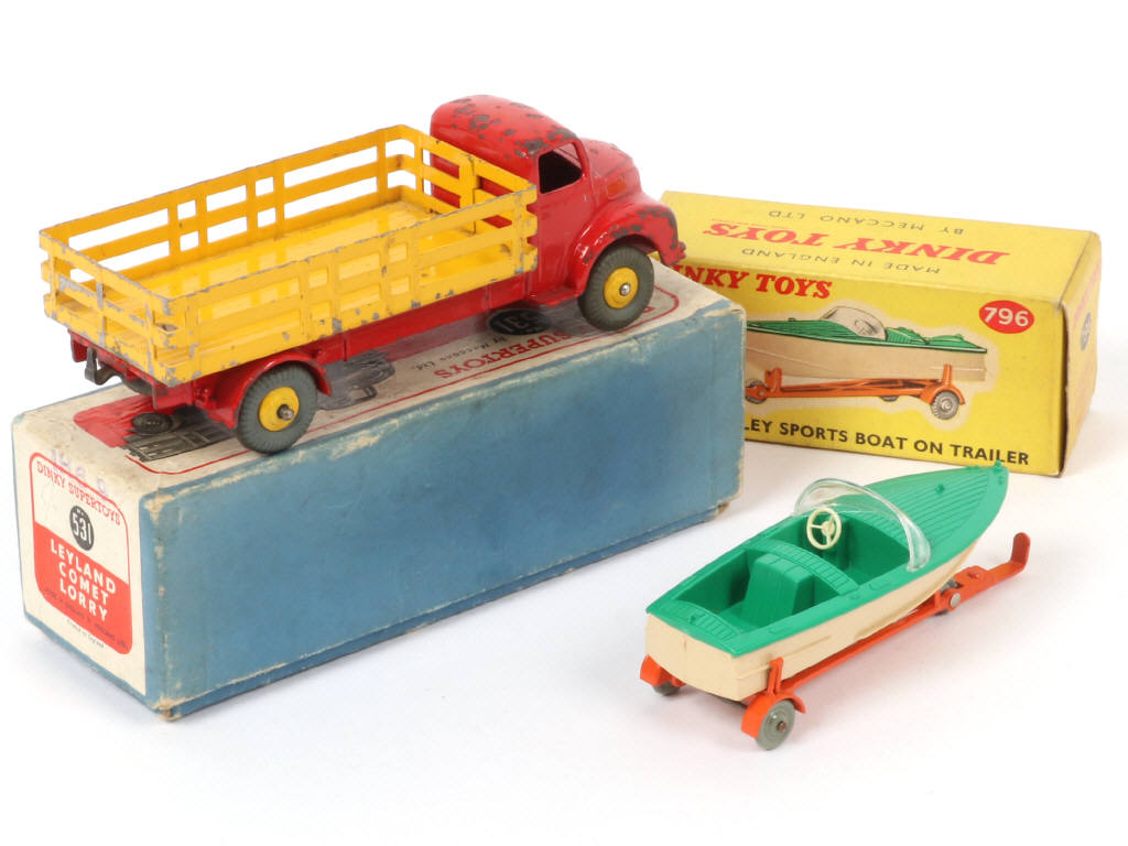 Lot 173 - DINKY TOYS (GB) (2)
