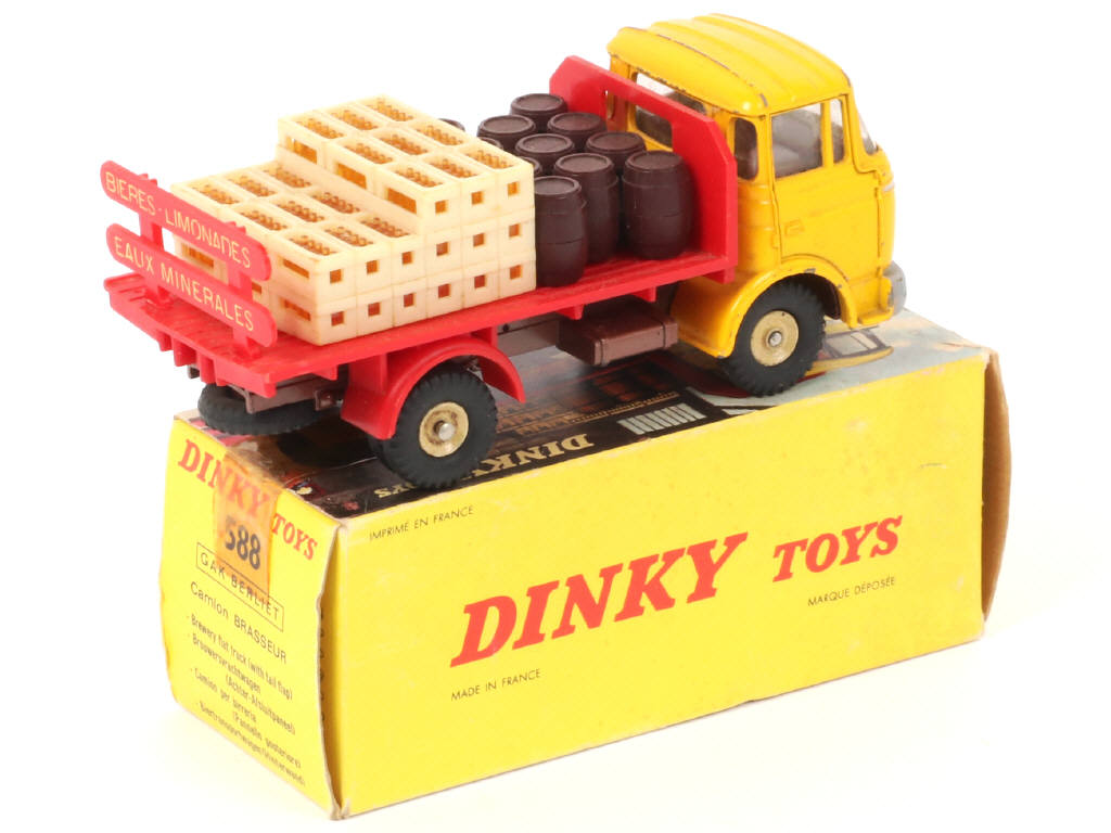 Lot 240 - DINKY TOYS (FRANCE) (1)