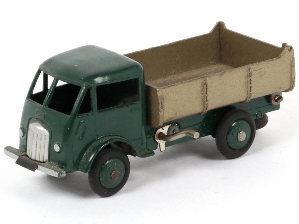 Lot 236 - DINKY TOYS (FRANCE) (1)