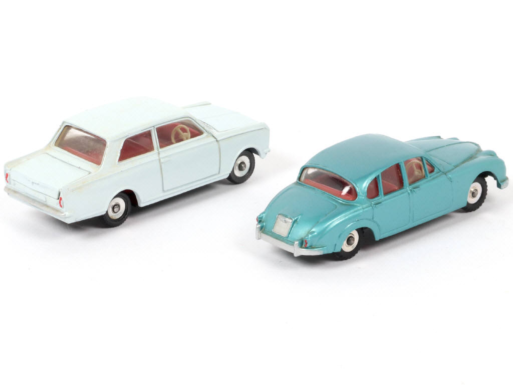 Lot 157 - DINKY TOYS (GB) (2)