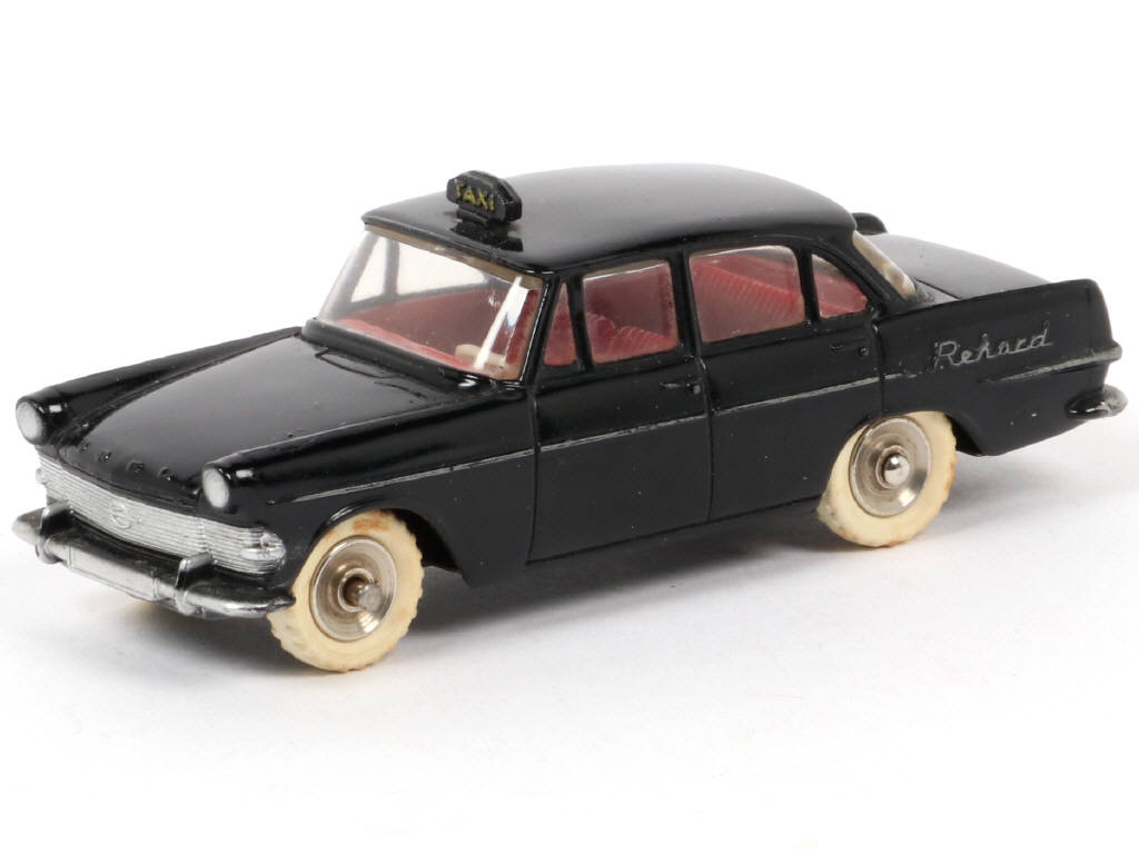 Lot 226 - DINKY TOYS (FRANCE) (1)