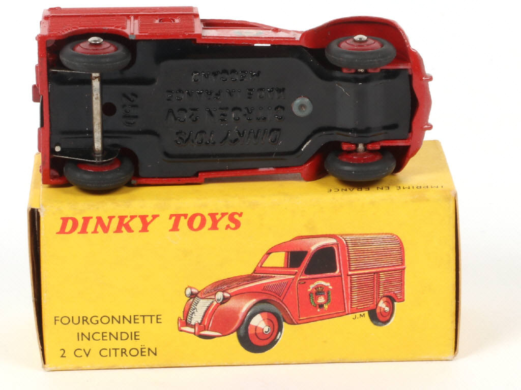Lot 141 - DINKY TOYS (FRANCE) (1)