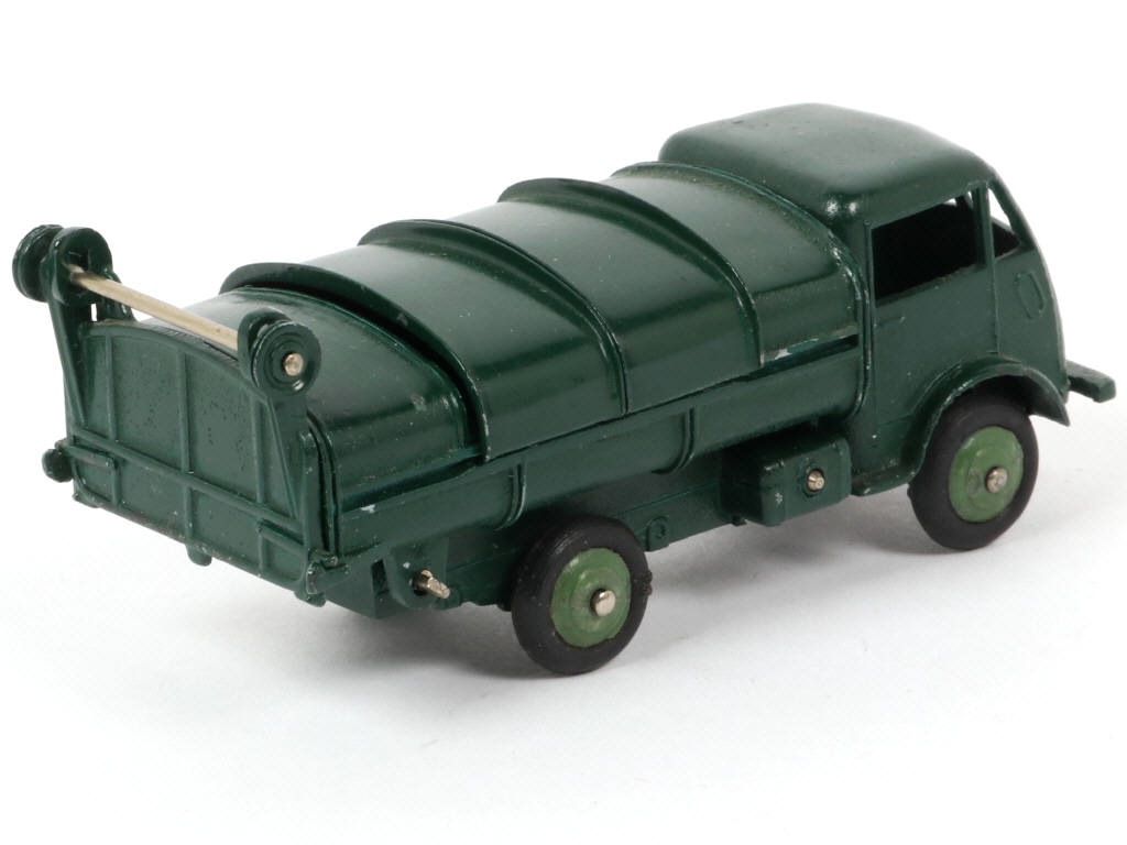 Lot 182 - DINKY TOYS (FRANCE) (1)