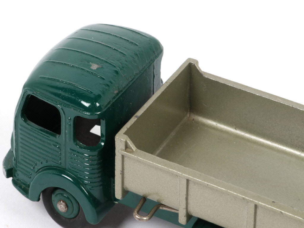 Lot 197 - DINKY TOYS (FRANCE) (1)