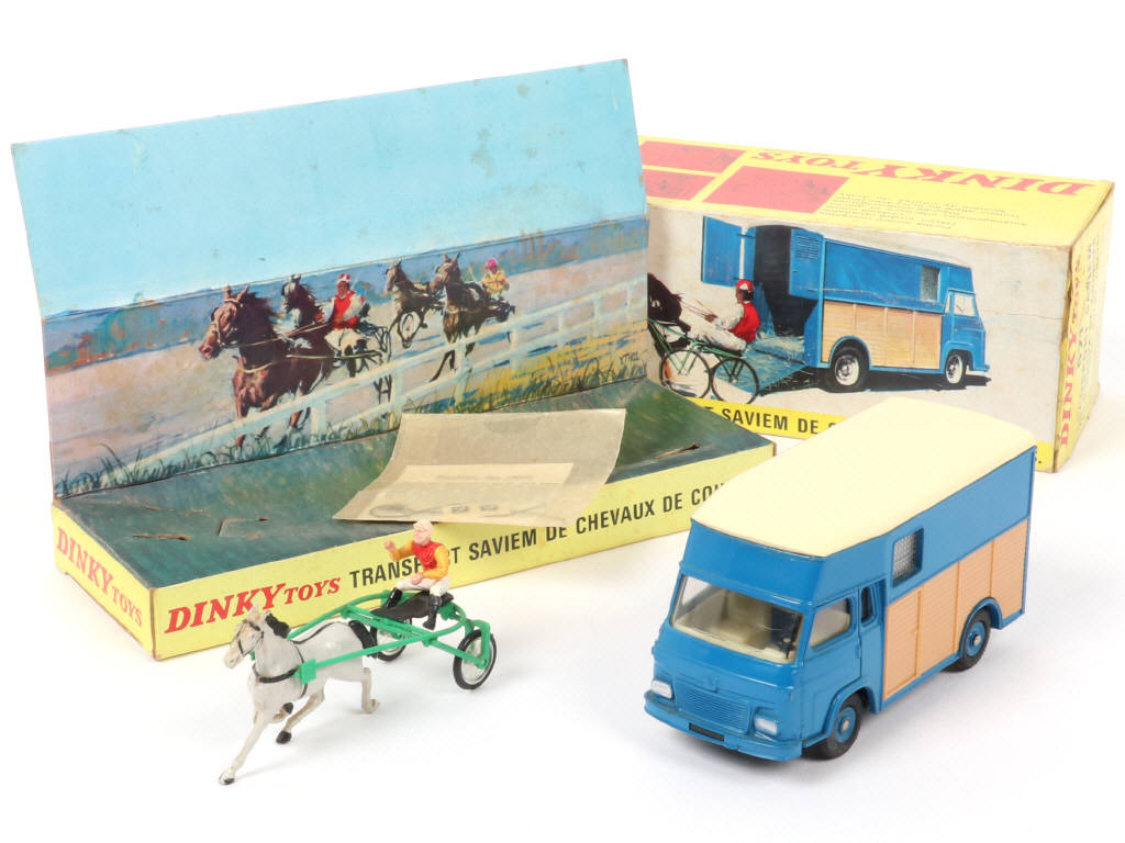 Lot 335 - DINKY TOYS (FRANCE) (1)