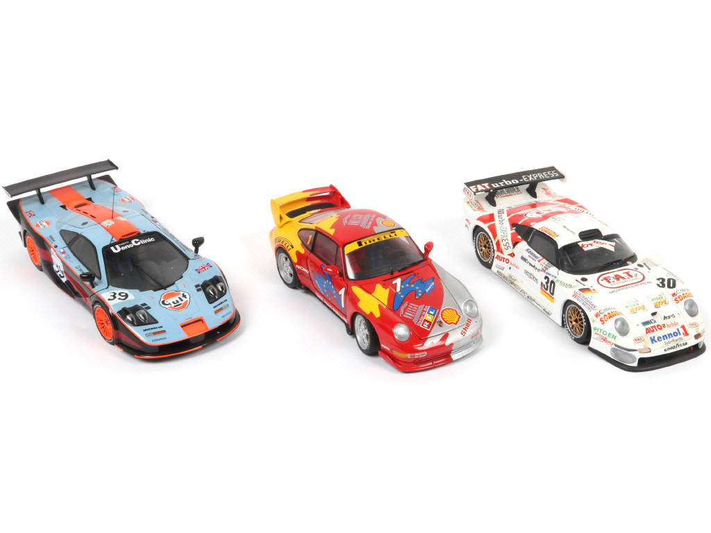 Lot 33 - UT MODELS (CHINE) (3)