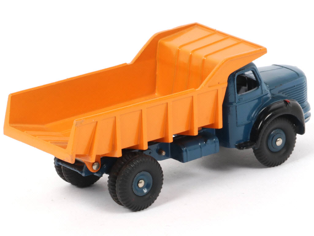 Lot 110 - DINKY TOYS (GB) (2)