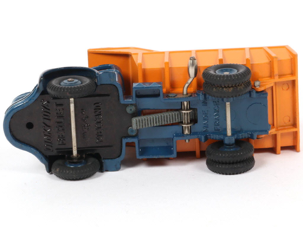 Lot 110 - DINKY TOYS (GB) (2)