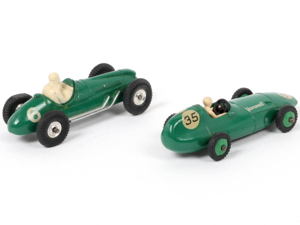 Lot 111 - DINKY TOYS (GB) (2)