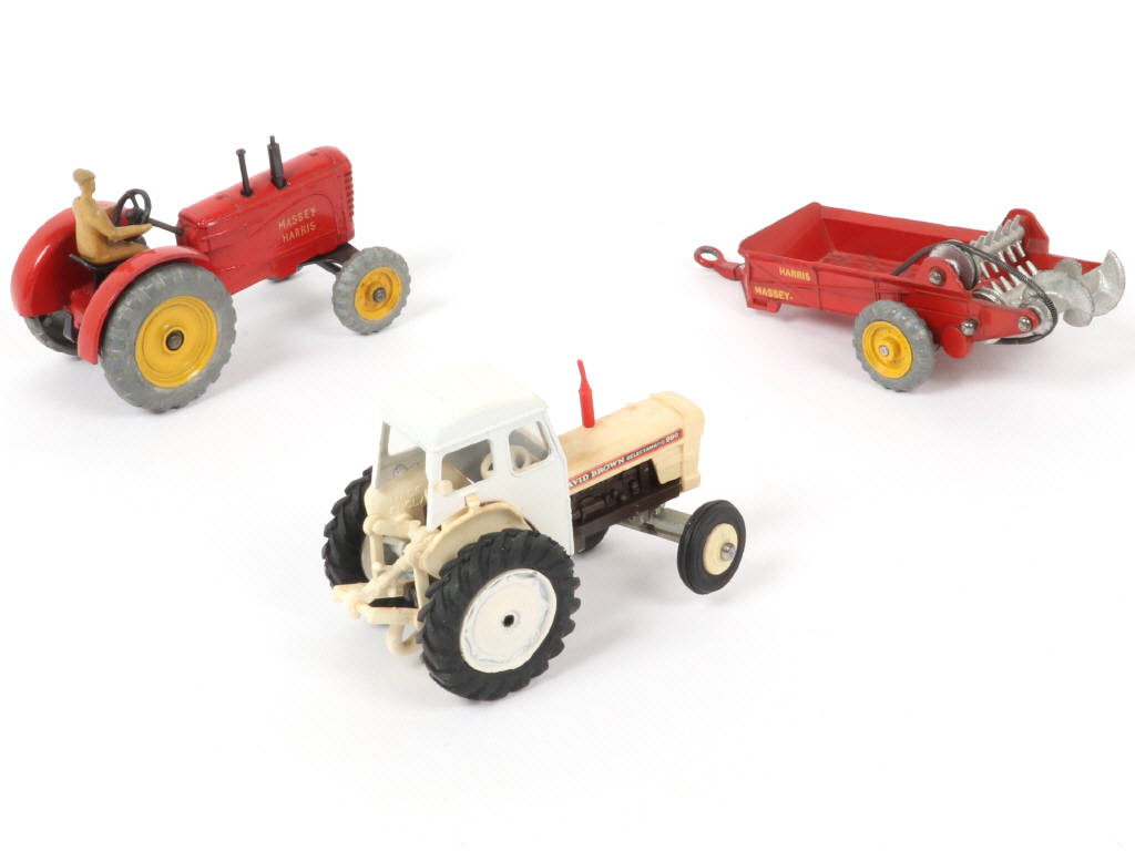 Lot 125 - DINKY TOYS (GB) (3)