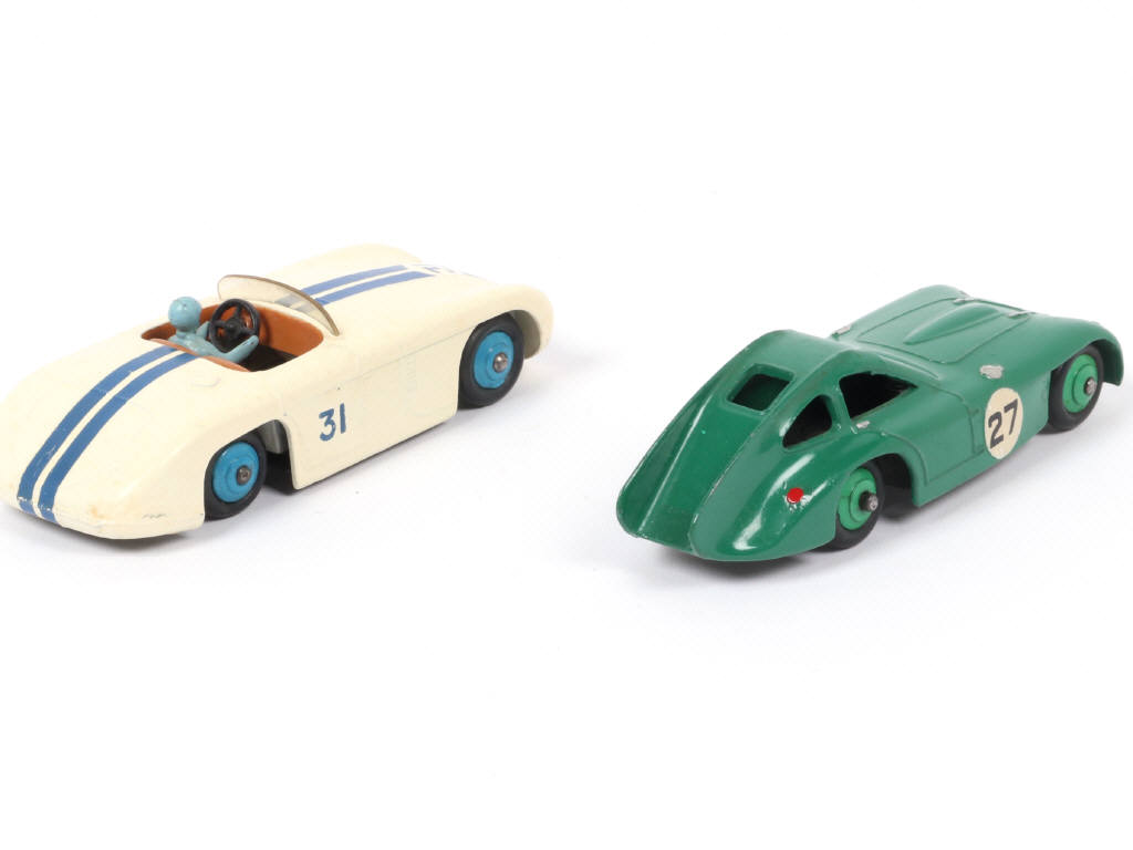 Lot 104 - DINKY TOYS (GB) (2)