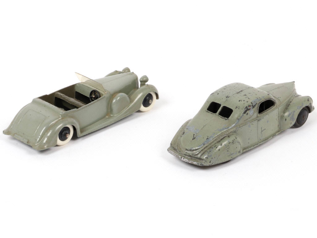 Lot 97 - DINKY TOYS (GB) (2)